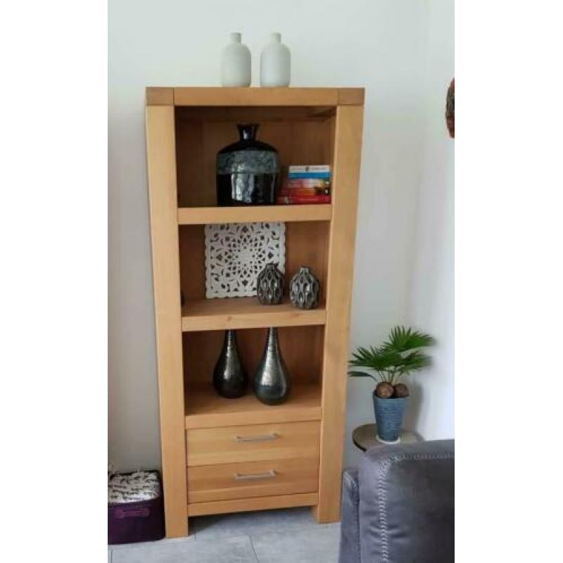 2 gelijke boekenkasten.