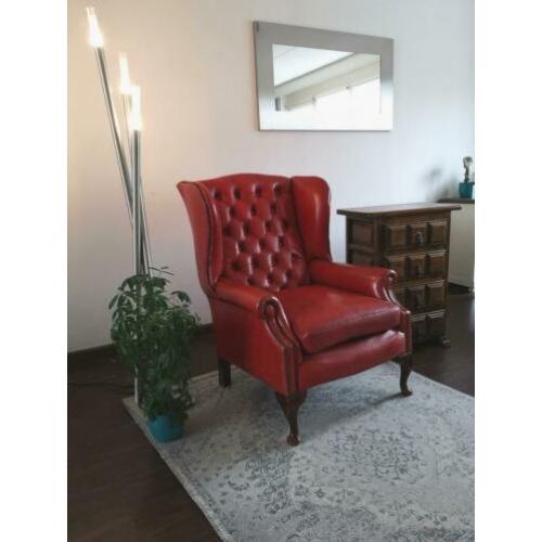Chesterfield scharlaken oxblood rood leren fauteuil mancave