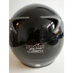 Zgan motorhelm zwart merk SHARK. Normale damesmaat.