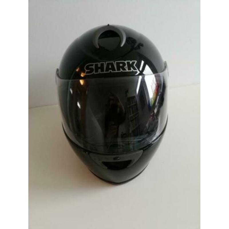 Zgan motorhelm zwart merk SHARK. Normale damesmaat.