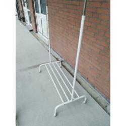 Kledingrek wit op wielen