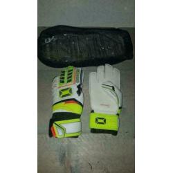Nieuwe keeperhandschoenen met finger protection