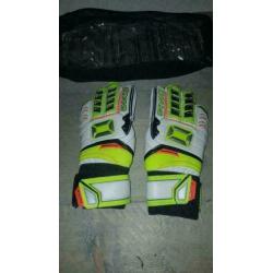 Nieuwe keeperhandschoenen met finger protection
