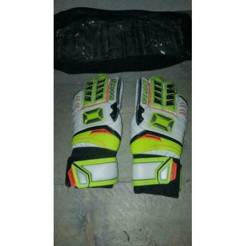 Nieuwe keeperhandschoenen met finger protection