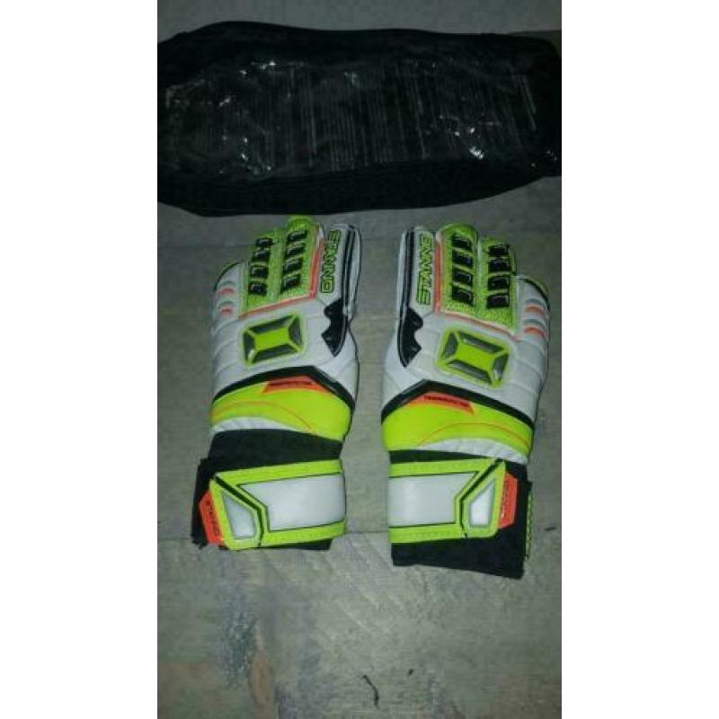Nieuwe keeperhandschoenen met finger protection