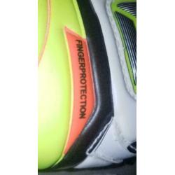 Nieuwe keeperhandschoenen met finger protection