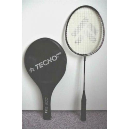 2 Tecno Pro badmintonrackets met beschermhoes