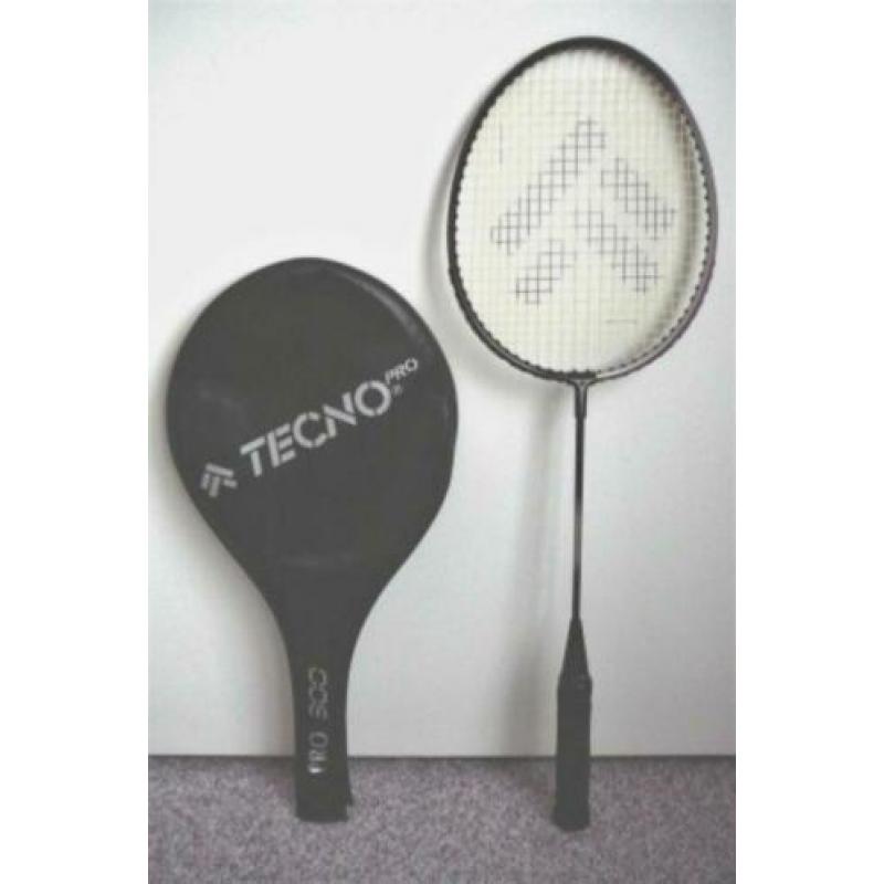 2 Tecno Pro badmintonrackets met beschermhoes
