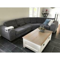 Grijze hoekbank, fauteuil en hocker