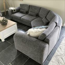 Grijze hoekbank, fauteuil en hocker