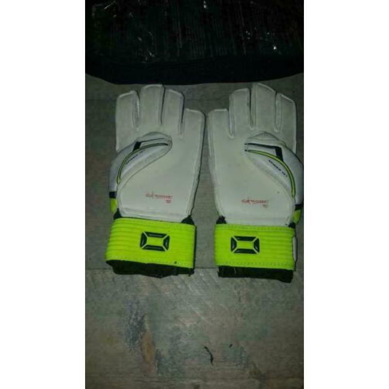 Nieuwe keeperhandschoenen met finger protection