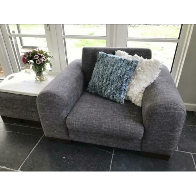 Grijze hoekbank, fauteuil en hocker