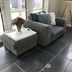 Grijze hoekbank, fauteuil en hocker
