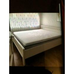 180-200 een mooi bed een matras ze zijn bijna niewe