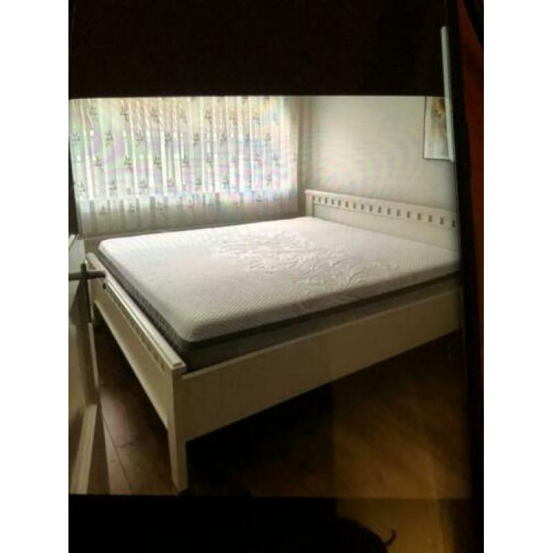 180-200 een mooi bed een matras ze zijn bijna niewe