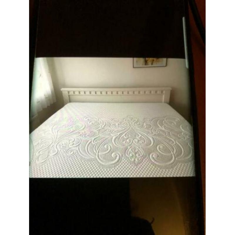 180-200 een mooi bed een matras ze zijn bijna niewe