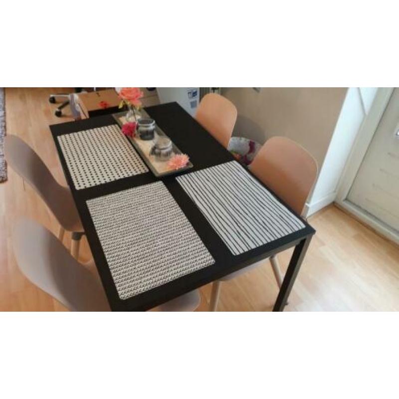 Zwarte ikea eetkamertafel
