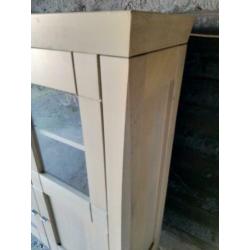 Robuuste, Degelijke en Zware- Vitrinekast. 128x47x156 cm.