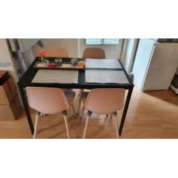 Zwarte ikea eetkamertafel