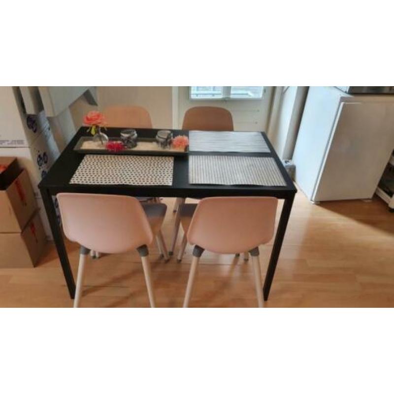 Zwarte ikea eetkamertafel