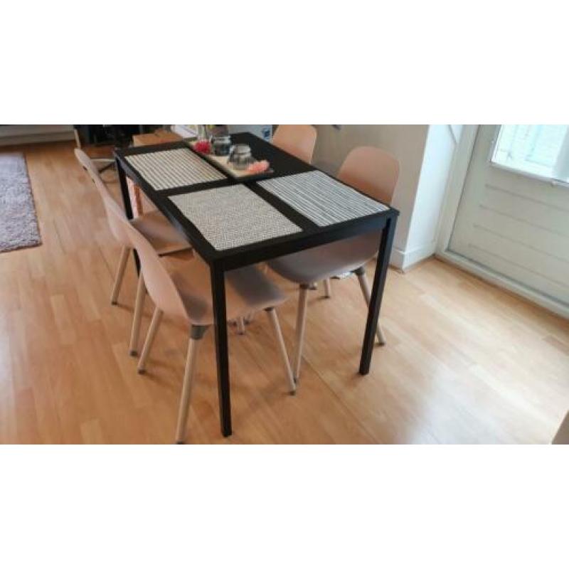Zwarte ikea eetkamertafel