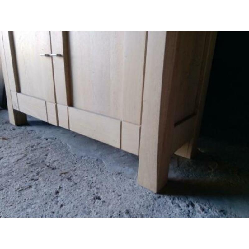 Robuuste, Degelijke en Zware- Vitrinekast. 128x47x156 cm.