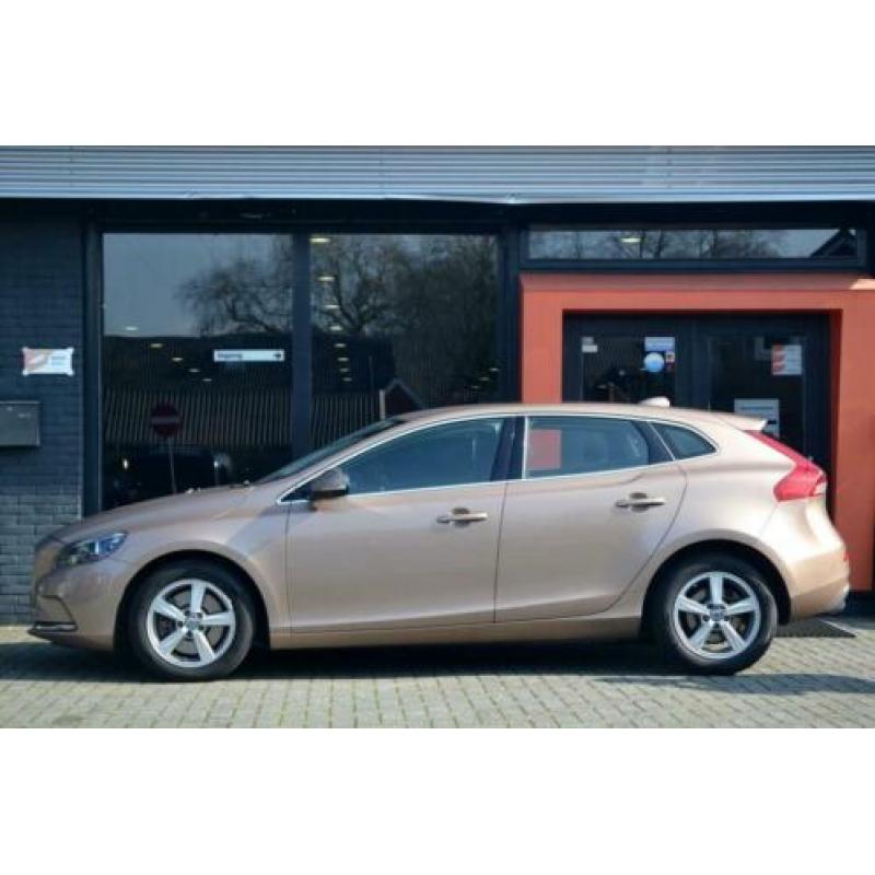 Volvo V40 2.0 D4 190 PK Momentum Navi Clima Cruise Trekhaak