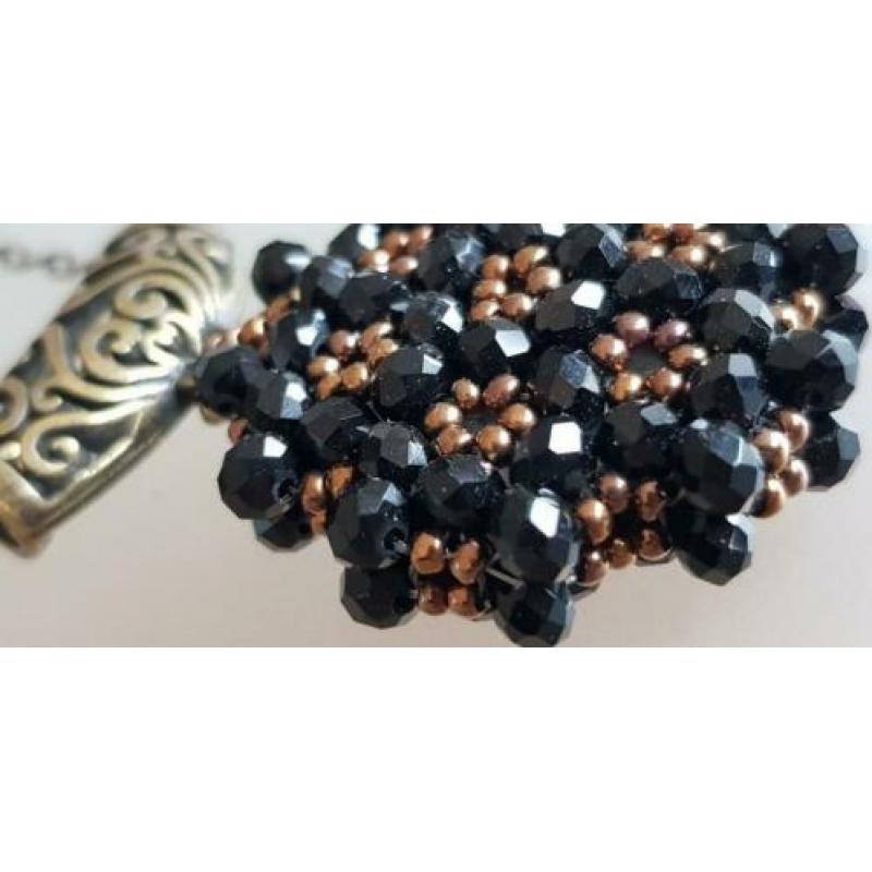 Ketting met zwarte en rose kleurige kralen