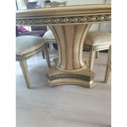 Mooie ronde designtafel 120 met 4 stoelen en salontafel