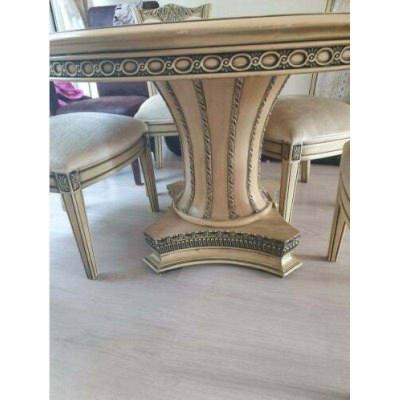 Mooie ronde designtafel 120 met 4 stoelen en salontafel