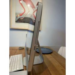 iMac 21.5in (Mid 2011) met Magic Trackpad en Keyboard