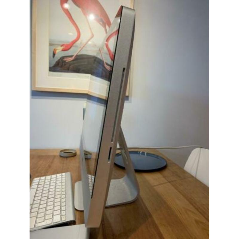 iMac 21.5in (Mid 2011) met Magic Trackpad en Keyboard