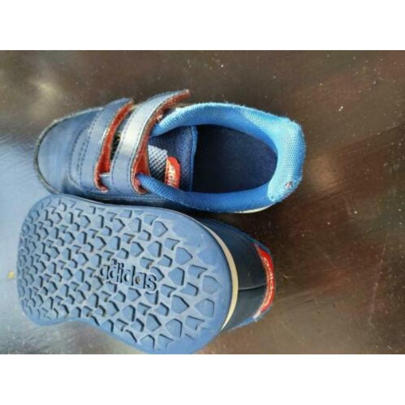 Adidas sneakers maat 26.
