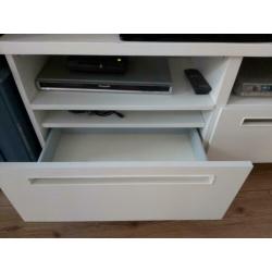 Leuke tv kast. Heeft 2 vakken en 2 lades.