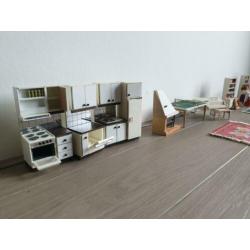 Vintage poppenhuis met veel meubels en accessoires