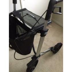 Te koop rollator gamino 30 kleur zilver grijs.