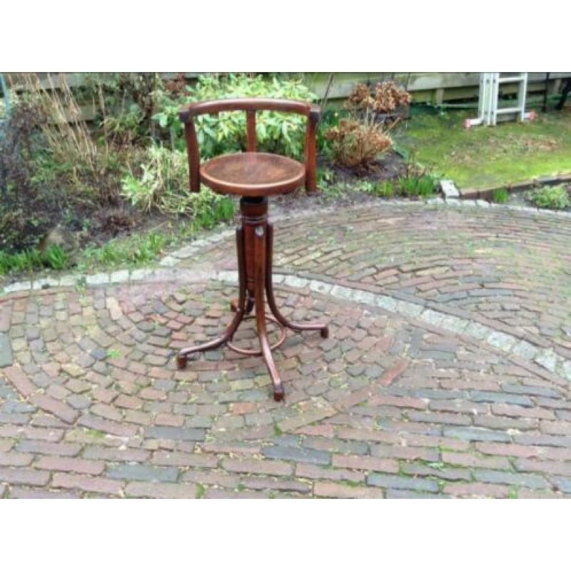 ---- Met een Knipoog naar THONET ----