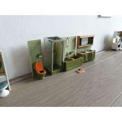 Vintage poppenhuis met veel meubels en accessoires