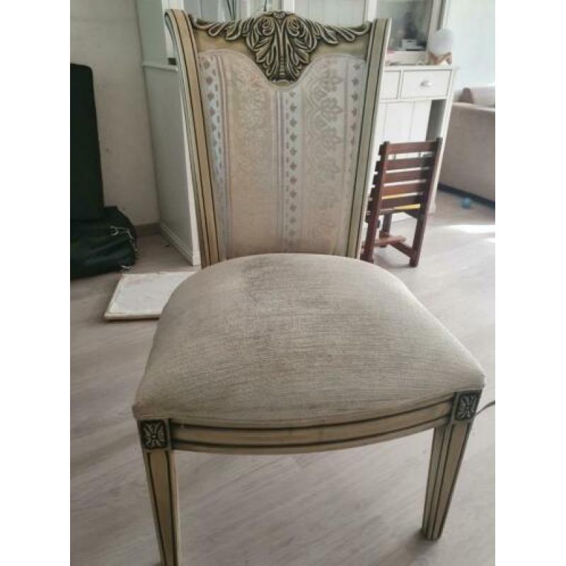 Mooie ronde designtafel 120 met 4 stoelen en salontafel
