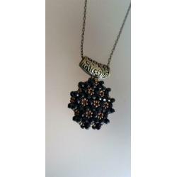 Ketting met zwarte en rose kleurige kralen