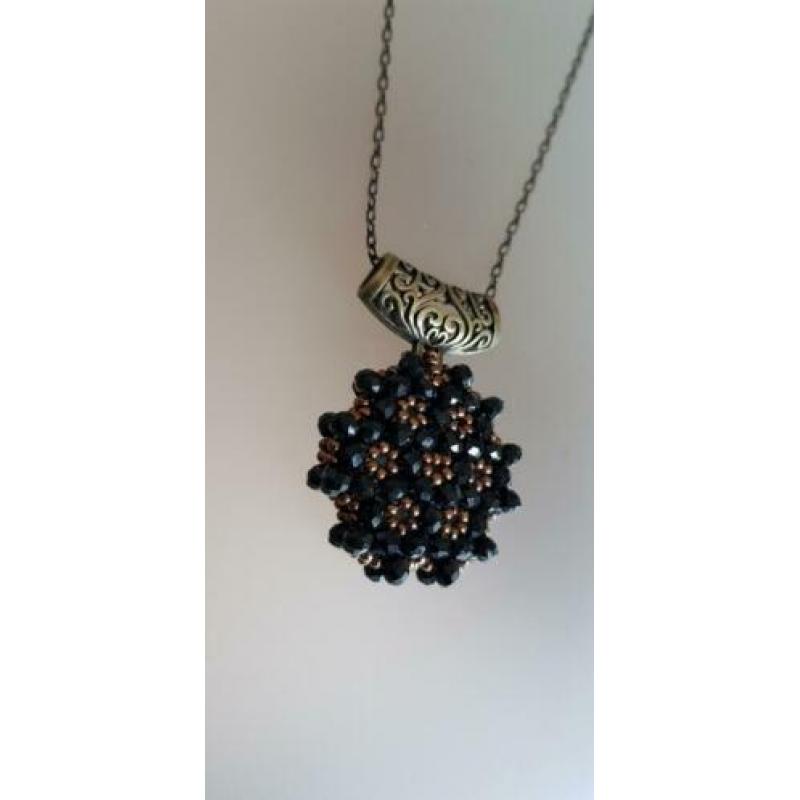 Ketting met zwarte en rose kleurige kralen