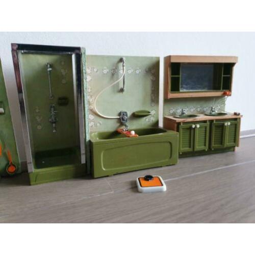 Vintage poppenhuis met veel meubels en accessoires