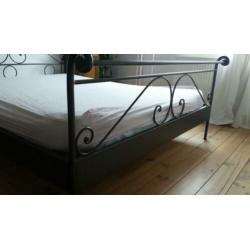 Tweepersoons bed, gietijzeren bed