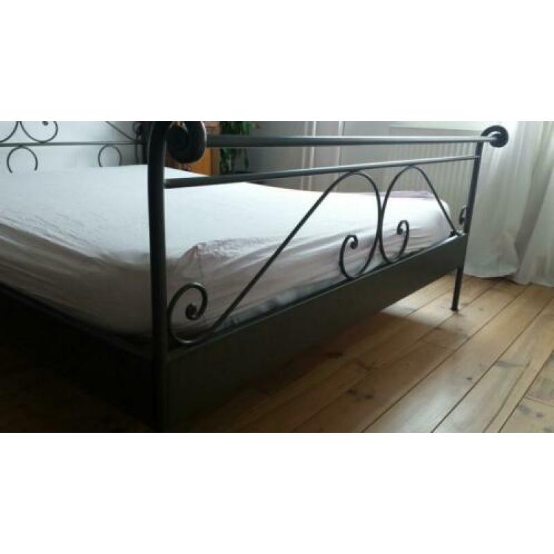 Tweepersoons bed, gietijzeren bed