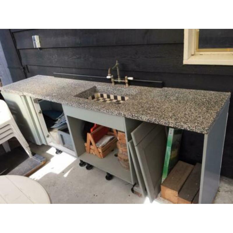 Terrazzo aanrechtblad (268 x 59 cm) met ingelegde gootsteen