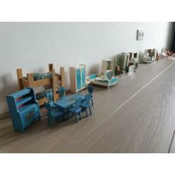 Vintage poppenhuis met veel meubels en accessoires
