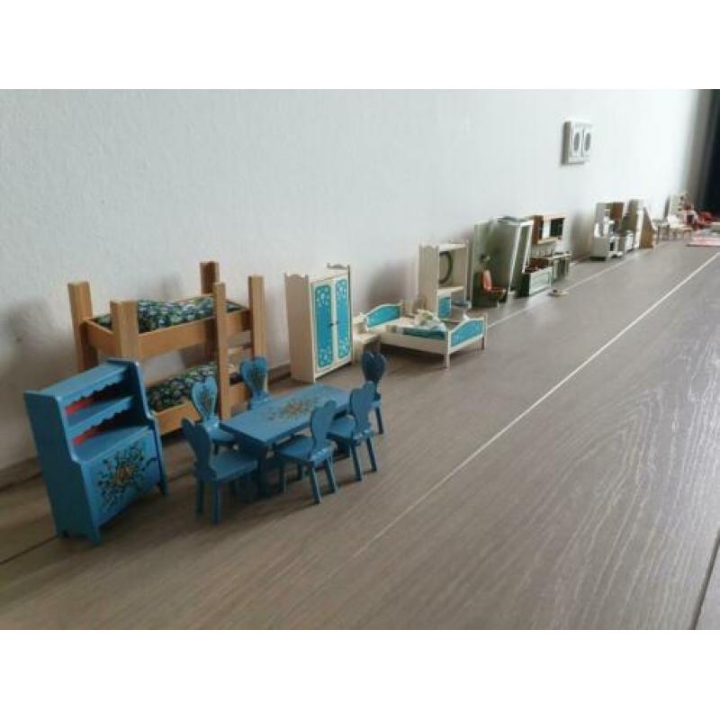 Vintage poppenhuis met veel meubels en accessoires