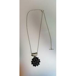 Ketting met zwarte en rose kleurige kralen