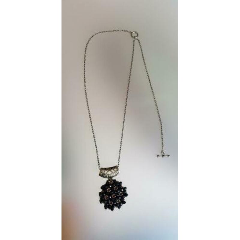 Ketting met zwarte en rose kleurige kralen