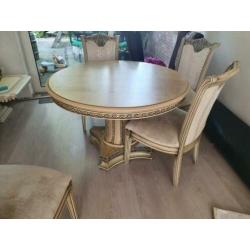 Mooie ronde designtafel 120 met 4 stoelen en salontafel